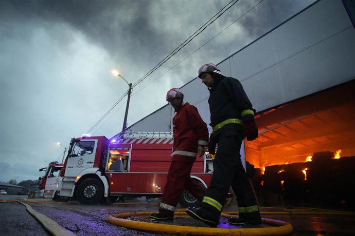 Incendio registrado en una empresa de reciclaje en Vilalba (Lugo).