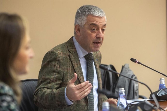 Archivo - El secretario xeral de Política Lingüística, Valentín García, comparece a petición propia ante la Comisión 4 del Parlamento de Galicia