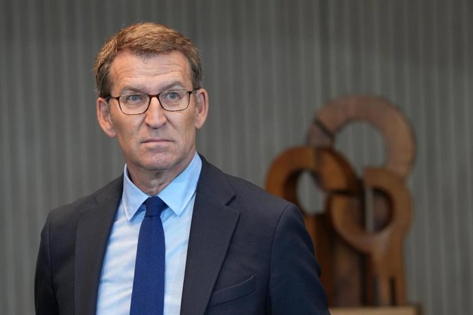 El presidente del Partido Popular, Alberto Núñez Feijóo, durante una visita a la empresa Viralgen VC, a 14 de abril de 2023, en Donostia-San Sebastián, Gipuzkoa, País Vasco (España). La sede de Viralgen Vector Core (Viralgen) en San Sebastián, dedicada 