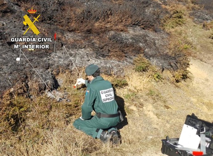 Imagen de la Guardia Civil de un momento de la investigación del incendio forestal de Bezana