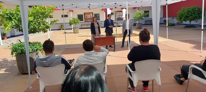 Nieto (al fondo, centro), durante la entrega de diplomas a menores en el CIMI Medina Azahara.