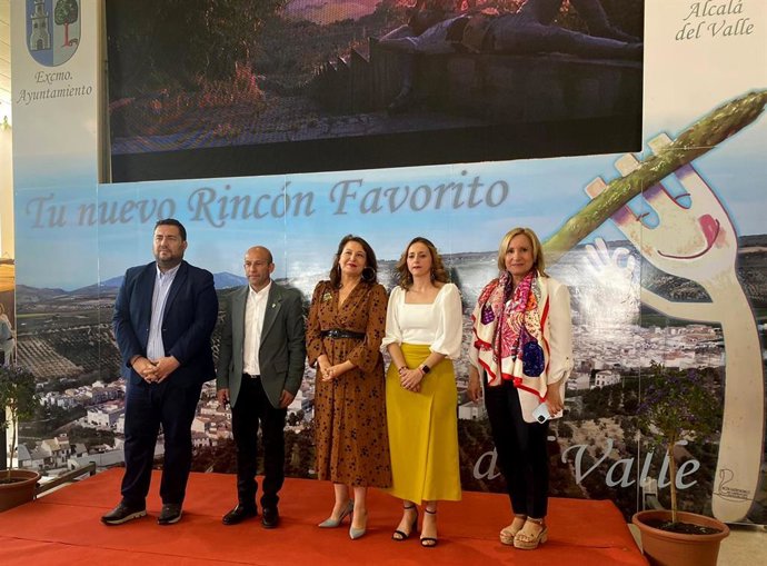 Carmen Crespo en la inauguración de la IX edición de la Feria del Espárrago de Alcalá del Valle.