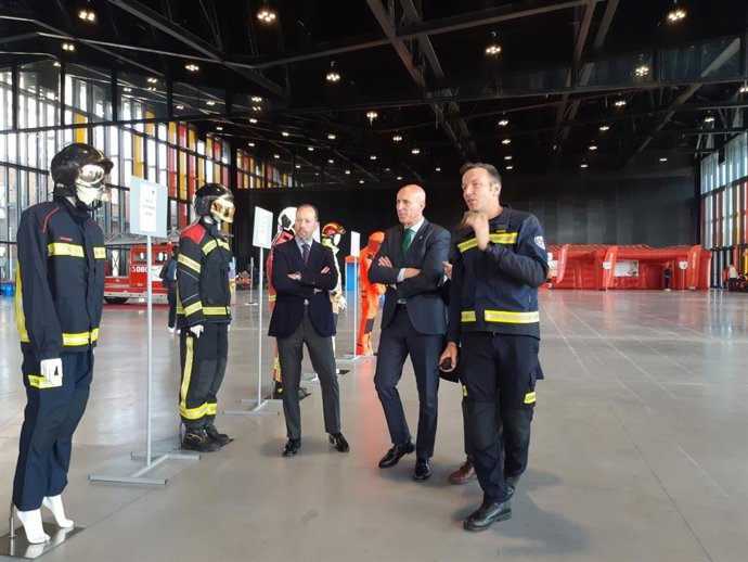 El alcalde de León, José Antonio Diez, visita el Palacio de Exposiciones donde se celebra la Semana de la Prevención de Incendios.