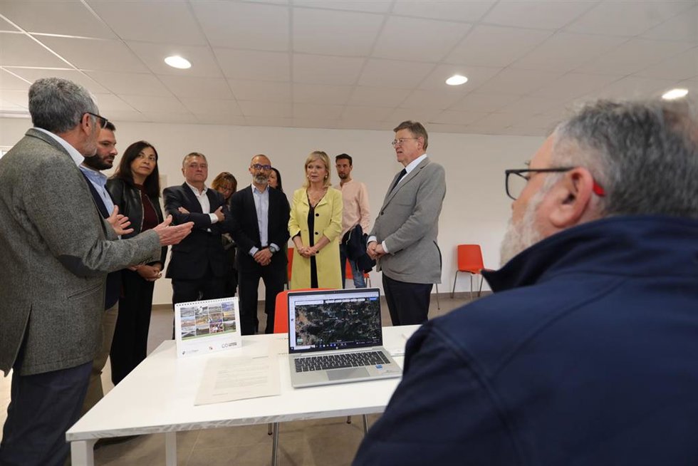 Puig visita en Montanejos la oficina de respuesta a la emergencia tras el incendio en el Alto Mijares