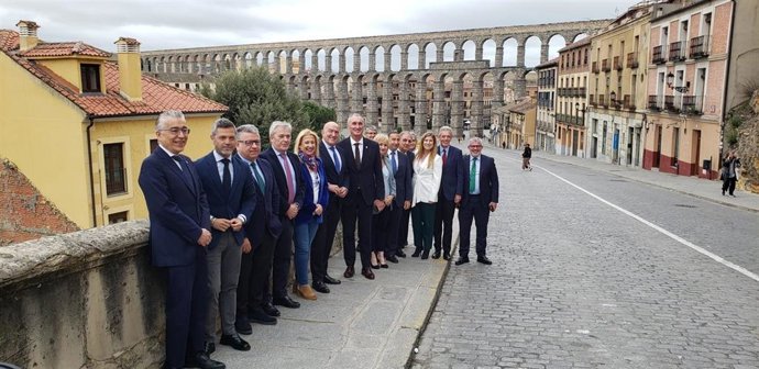 El onsejero de Presidencia, Jesús Julio Carnero, con los delegados provinciales de la Junta de Castilla y León en su reunión de este viernes en Segovia
