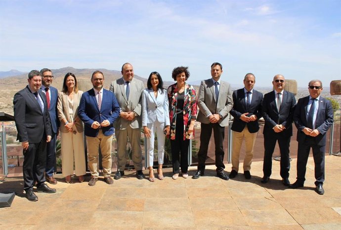 La Consejera De Empresa Economía Social Y Autónomos, Valle Miguélez, Junto A Los Asistentes Del Acto, Organizado Por La Cámara De Comercio De Lorca