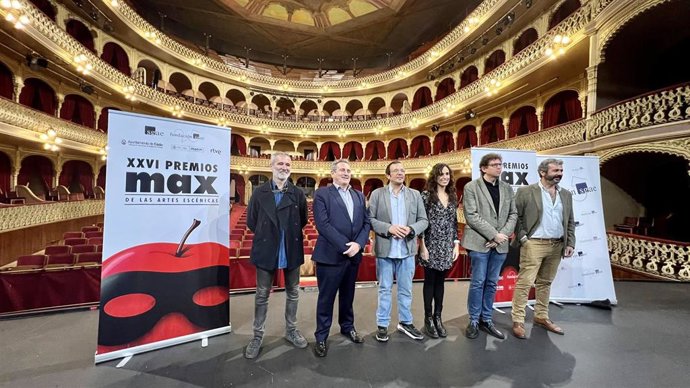 Archivo - El alcalde de Cádiz, José María González, el presidente de la Fundación SGAE, Juan José Solana, y la concejala de Cultura y Fiestas, Lola Cazalilla, anuncian que el Teatro Falla de Cádiz acogerá la 26 gala de los Premios Max