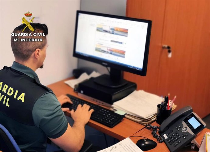 Un agente de la Guardia Civil trabaja en una investigación.