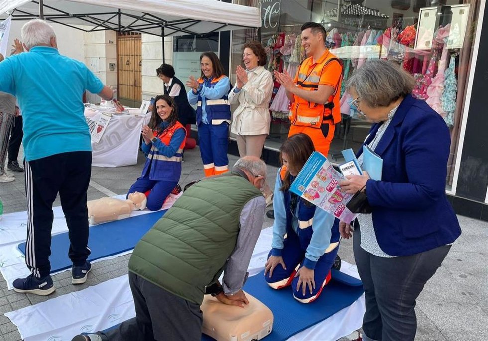 Talleres de técnicas de RCP con ocasión de la I Jornada por la Salud de Dos Hermanas, que han celebrado los cinco centros de Atención Primaria de la localidad.