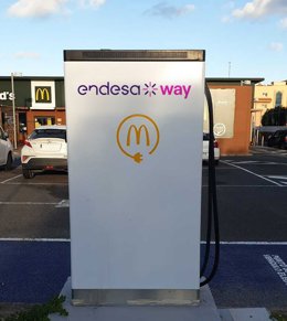 Cargador de Endesa X Way en un restaurante McDonald's