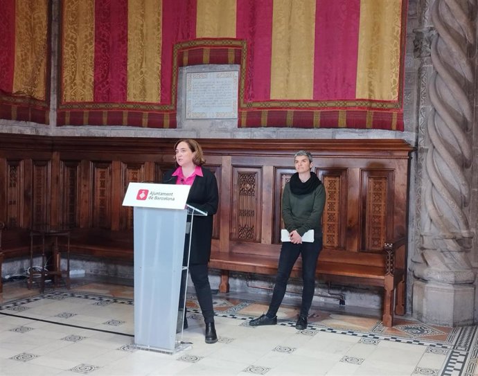 La alcaldesa de Barcelona, Ada Colau, junto a la concejal de Vivienda, Lucia Martín, en rueda de prensa.