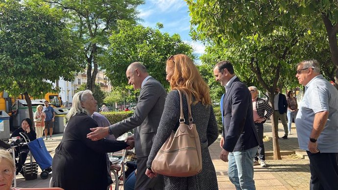 El alcalde y candidato socialista a la reelección, Antonio Muñoz, conversa con vecinos y comerciantes del Distrito Macarena.