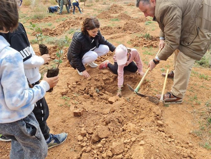La alcaldesa de Teruel ha participado en la plantación