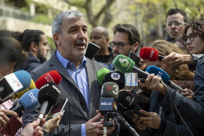 El candidato del PSC a la alcaldía de Barcelona, Jaume Collboni, atiende a medios sobre la Ley de Vivienda, a 14 de abril de 2023, en Barcelona, Catalunya (España). 