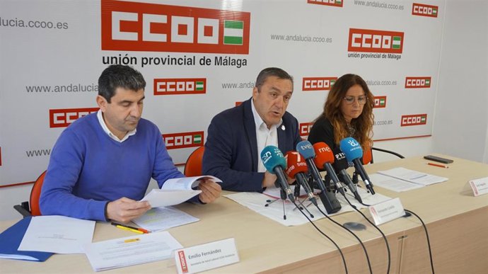 Archivo - El secretario general de CCOO de Málaga, Fernando Cubillo, la secretaria de Salud Laboral, Lola Segado, y su homólogo en Andalucía, Emilio Fernández, en una rueda de prensa.