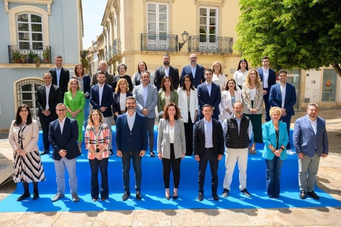 La alcaldesa de Almería, María del Mar Vázquez, junto con los miembros de su lista para las elecciones del 28M.