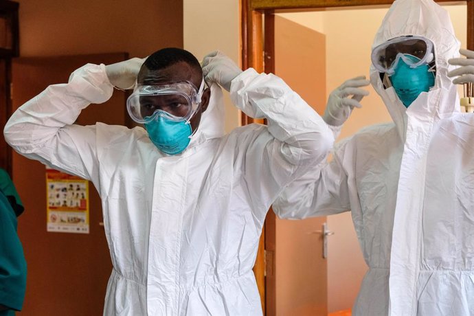 Archivo - ENTEBBE (UGANDA), Oct. 20, 2022  -- Doctors put on protective equipment at Entebbe Regional Referral Hospital in Entebbe, Uganda, on Oct. 20, 2022. Uganda is grappling with Ebola since the index case was announced on Sept. 20. The Ministry of 