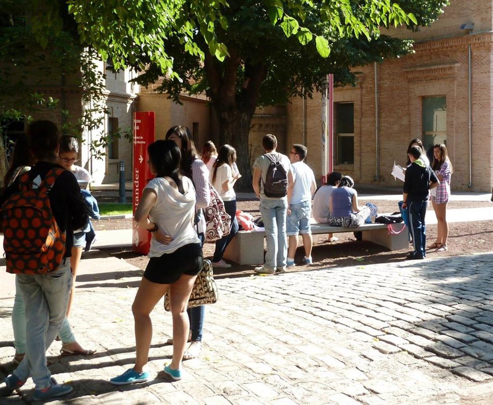 Archivo - Estudiantes, clases, aulas, campus, universidad, universitarios
