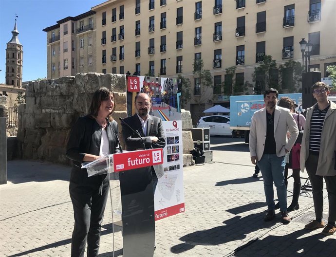 La candidata del PSOE a la Alcaldía de Zaragoza, Lola Ranera, y el secretario general del PSOE-Aragón, Javier Lambán