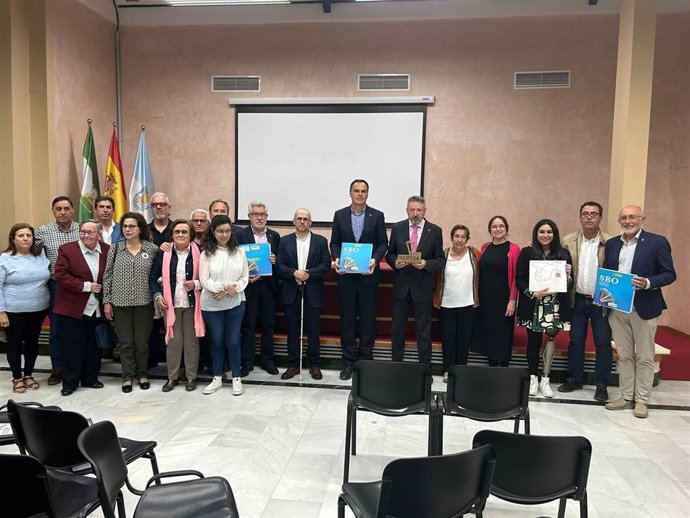 Foto de familia tras el acto de incorporación a la biblioteca digital de la ONCE las obras 'Nebrija para todos' y 'Elio y Eloísa'
