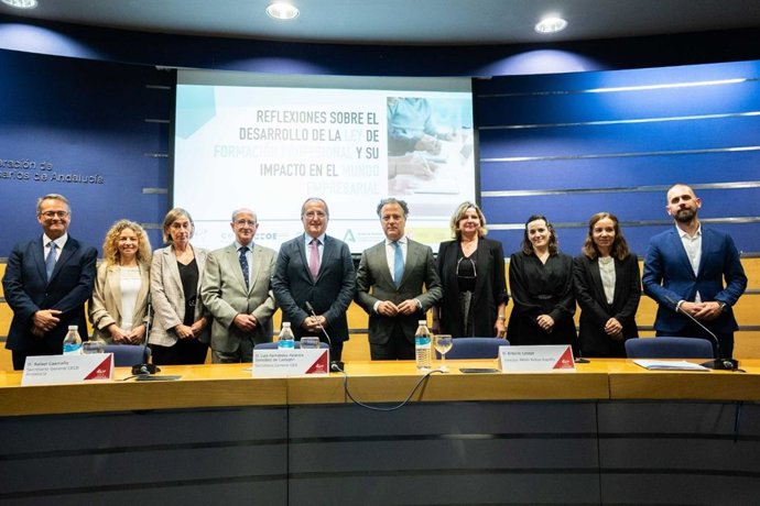 Foto de familia de la Jornada de reflexiones sobre la nueva Ley de Formación Profesional.