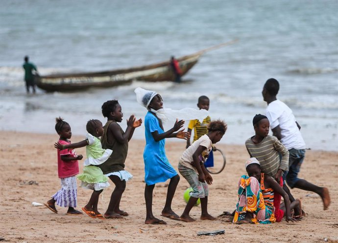 Archivo - FREETOWN, Aug. 15, 2014  Children play on the beach nearby a ferry port linking the Lungi International Airport and the downtown of Freetown, capital of Sierra Leone, on Aug. 14, 2014. As of Aug. 11, the cumulative number of cases attributed t