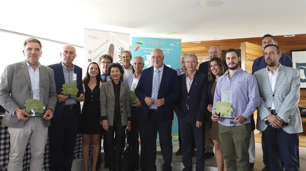 El presidente de la Diputación de Córdoba, Antonio Ruiz (centro), junto a autoridades y premiados.