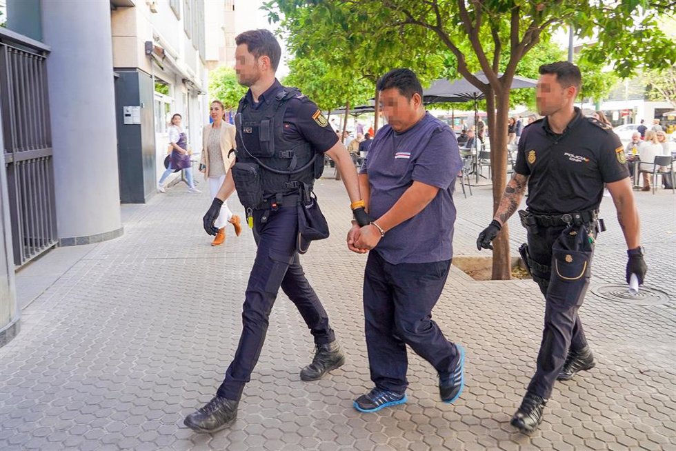 El acusado siendo conducido al juzgado