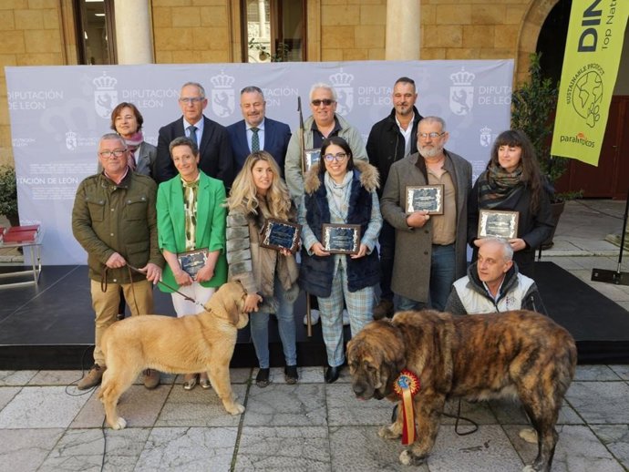 Foto de familia de los galardonados en los II Premios Aventura Trashumante.