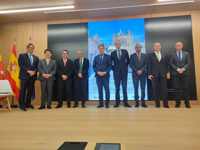 El rector de la USAL, Ricardo Rivero, y el alcalde de Salamanca, Carlos García Carbayo, junto a embajadores en la jornada sobre 'iberofonía' en el Centro Internacional del Español.