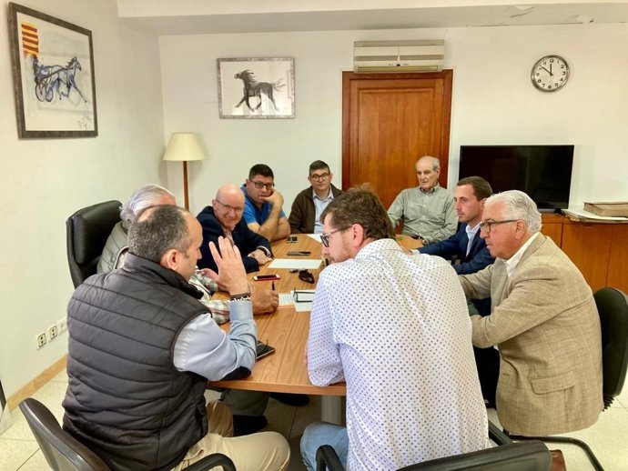 El presidente del PP de Mallorca y candidato al Consell, Lloren Galmés, se reúne con la Federación Balear de Trot