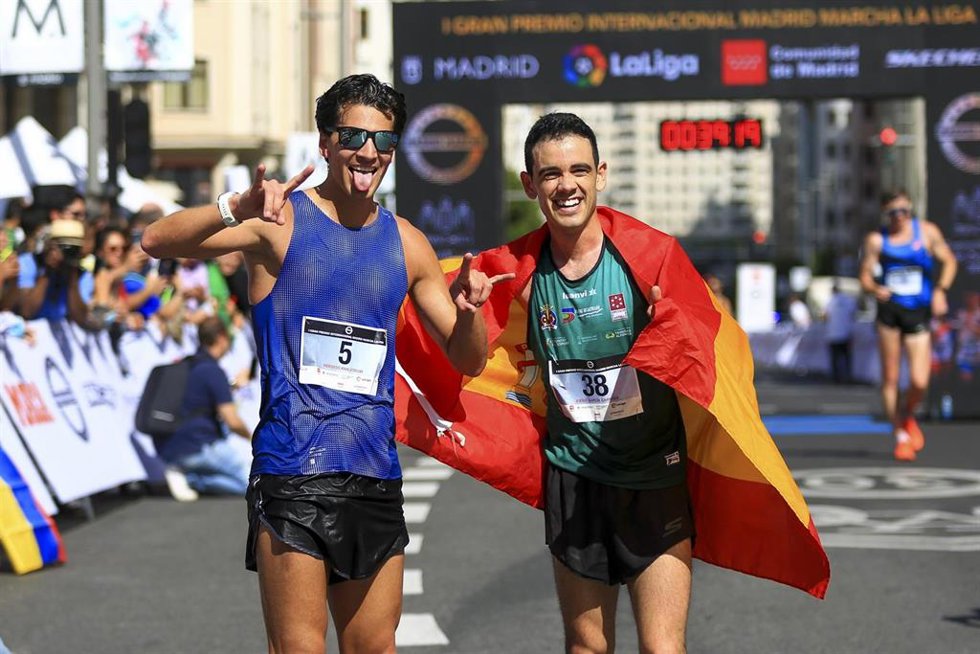 Archivo - Perseus Karlstroem, ganador de la primera edición del GP Internacional Finetwork Madrid Marcha, junto al marchador español e impulsor de la prueba Diego García.