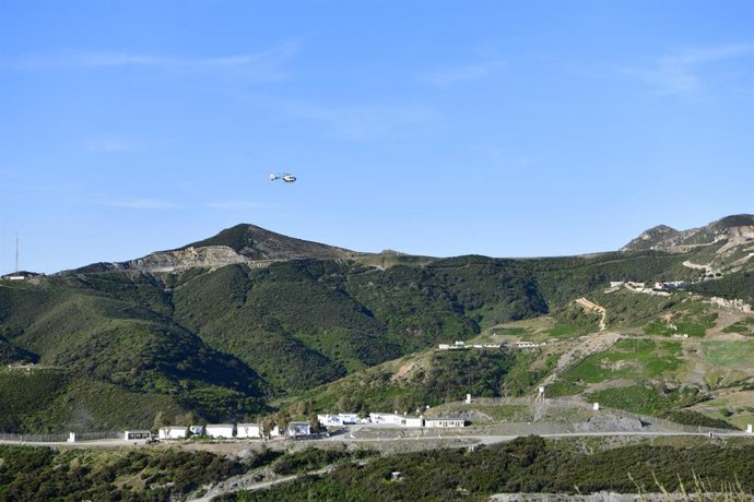 Vista general de la zona de Sidi Ibrahim, en Ceuta, donde las Fuerzas de Seguridad del Estado han reabierto hoy, de forma progresiva, al tránsito de vehículos entre Ceuta y Marruecos la frontera del Tarajal, después de un intento de salto del vallado