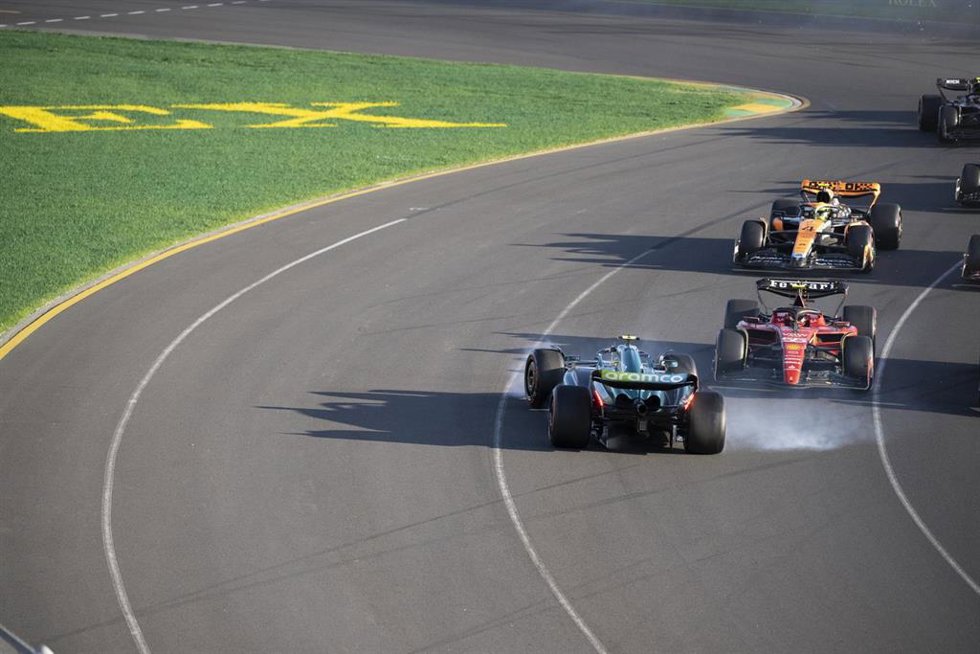 Momento del toque entre Carlos Sainz y Fernando Alonso en el Gran Premio de Australia 2023