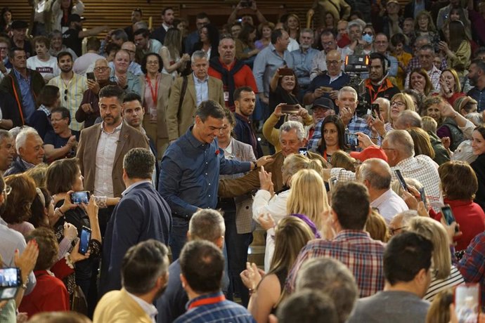 El secretario general del PSOE y presidente del Gobierno, Pedro Sánchez, durante un acto del PSOE, en el Palacio de Congresos, a 13 de abril de 2023, en Cáceres, Extremadura (España).