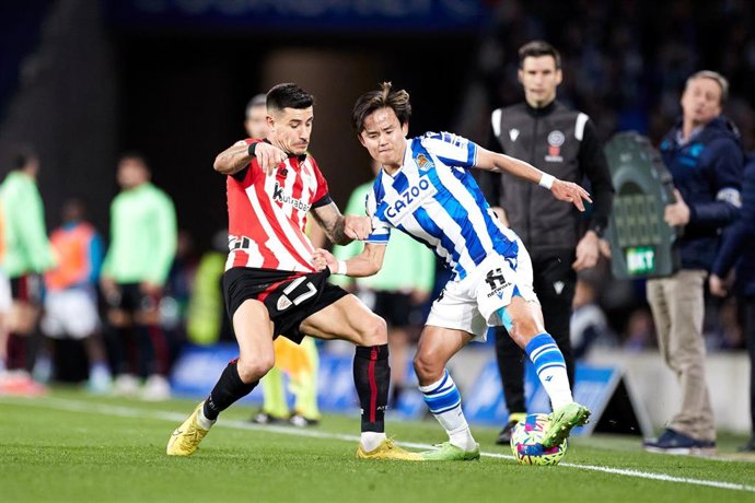 Archivo - Yuri Berchiche y Takefusa Kubo pelean por un balón en el Real Sociedad-Athletic Club de LaLiga Santander 2022-2023
