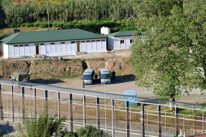 Dos furgones en la zona de Sidi Ibrahim, junto a la valla de Ceuta, en el dispositivo para repeler el intento de entrada de unos 200 subsaharianos