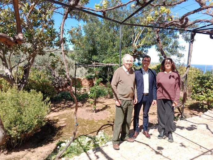 El conseller de Fondos Europeos, Universidad y Cultura, Miquel Company; la directora general de Cultura, Catalina Solivellas; y el director de Fundación Robert Graves, William Graves