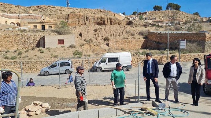 El delegado del Gobierno en Andalucía, Pedro Fernández, ha visitado Valle de Zalabí, en Granada.