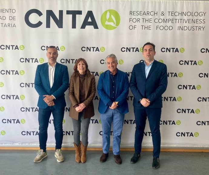 Uxue Barkos con Rafael Pérez, presidente del CNTA, Héctor Barbarin, director general del CNTA, y Diego Galilea San Martin, gerente de la Asociación de Industrias Agroalimentarias de Navarra, Aragón y La Rioja (Alinar).