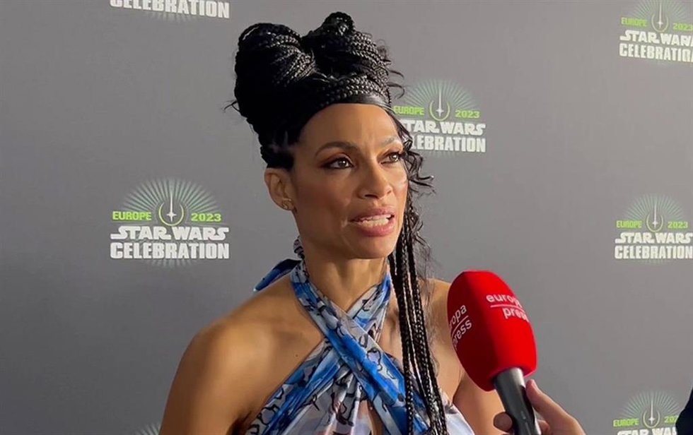 Rosario Dawson celebra la representación femenina en Star Wars con 'Ahsoka': "Había muchos hombres"