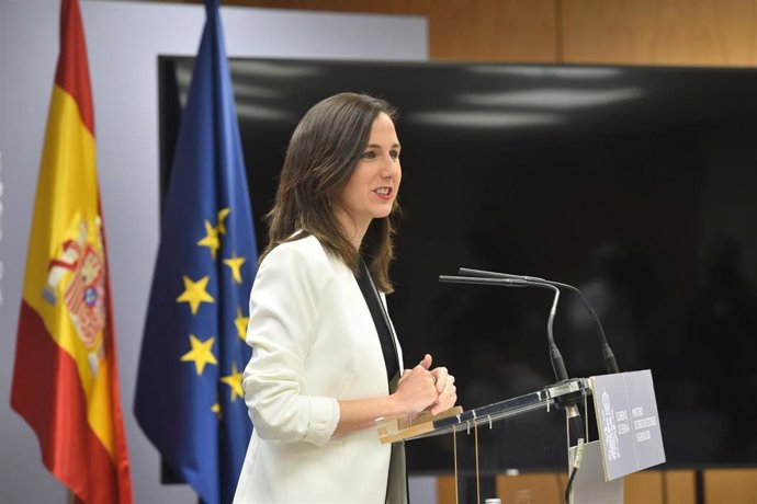 La secretaria general de Podemos y ministra de Derechos Sociales y Agenda 2030, Ione Belarra, ofrece una rueda de prensa por la ley de la vivienda, en el Ministerio de Derechos Sociales y Agenda 2030, a 14 de abril de 2023, en Madrid (España).