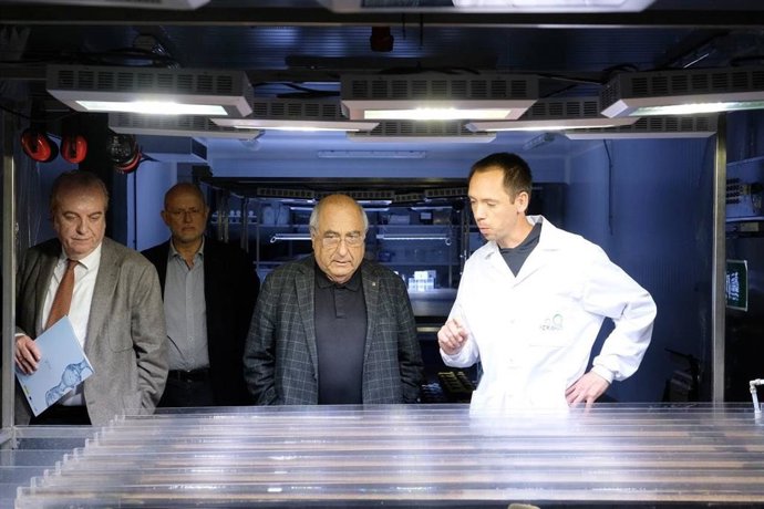 Nadal (al centre) durant la visita aquest divendres a l'Icra-Cerca