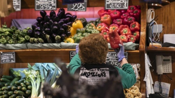 Una mujer trabajando en una frutería
