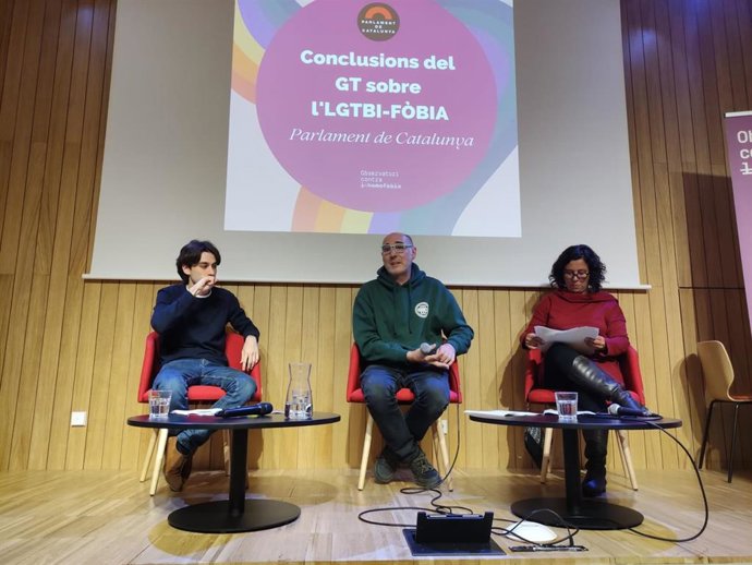 De izquierda a derecha, el responsable del registro del Observatori contra l'Homofbia, Albert Carrasco, el presidente de la entidad, Eugeni Rodríguez, y la diputada de los comuns Susana Segovia