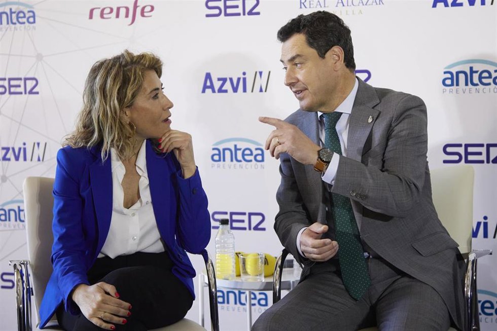Archivo - La ministra de Transportes, Movilidad y Agenda Urbana, Raquel Sánchez, junto al presidente de la Junta de Andalucía, Juanma Moreno, en una foto de archivo.
