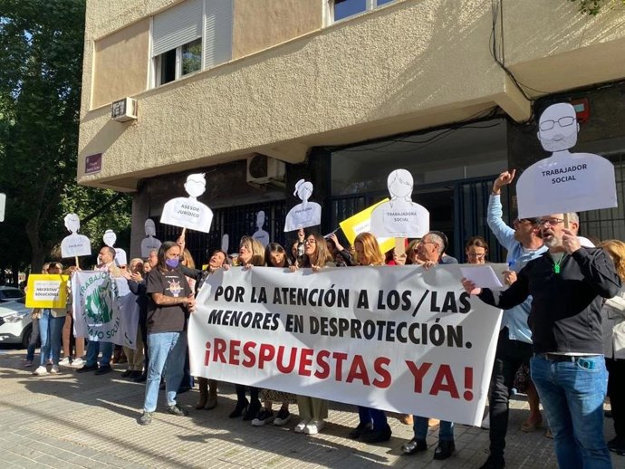 Concentración de protesta de trabajadores del Servicio de Protección de Menores de la Junta en Córdoba. - SPM CÓRDOBA