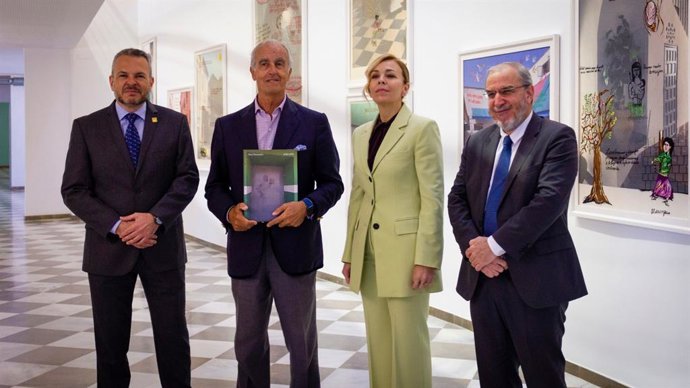 El vicerrector de Cultura y Políticas Sociales de la Universidad Pablo de Olavide (UPO), David Cobos, ha presentado en la biblioteca-CRAI del recinto universitario la exposición 'Dos Clausuras', donada por el galerista y mecenas Pepe Cobo.