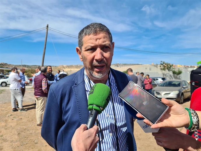 Mustafa Abechán momentos antes de comenzar la caravana de protesa atiende a los medios