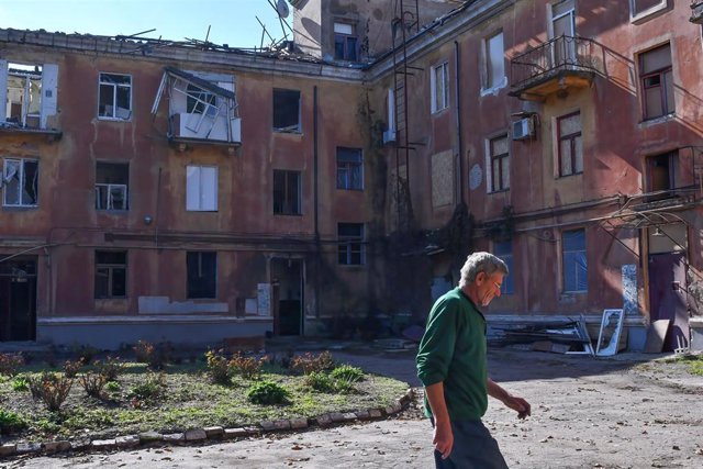 Archivo - Un edificio dañado en Sloviansk